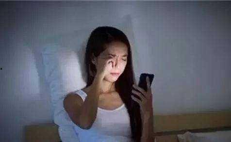 女生熬夜娱乐吃瓜酱视频,女生娱乐生活新趋势